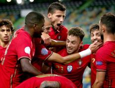 乐鱼-包含欧洲赛场上球队争夺胜负，比分紧张激烈的词条