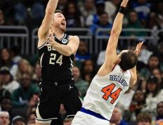 乐鱼体育-包含雄鹿轻取尼克斯，字母哥扣篮high翻全场的词条